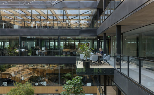 Op deze slide wordt getoond interieur Next Delft.